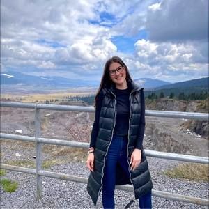 Meet your Posher, Ana